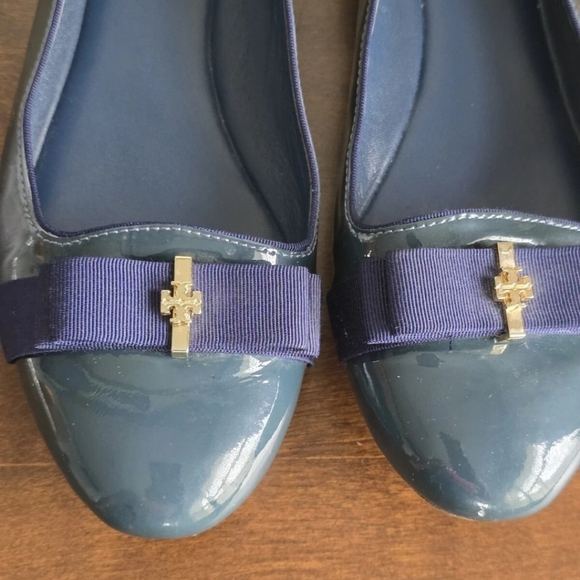Tory Burch Ballet Flats 10.5 Trudy Ribbon Bow  Navy Patent Leather Gold Logo - Picture 8 of 12